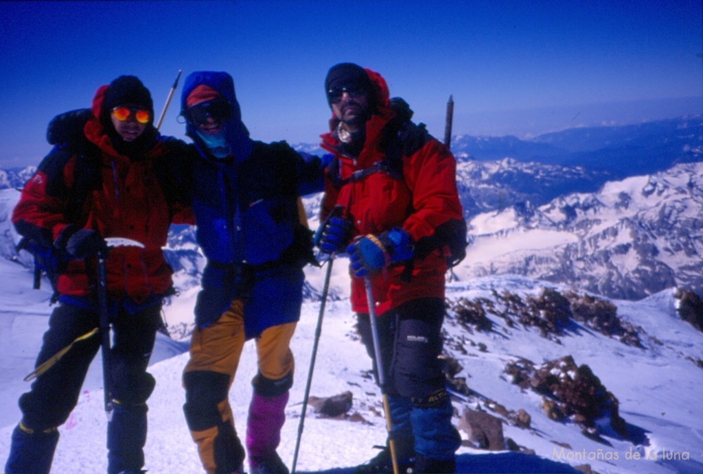 De izquierda a derecha: Quique, Jesús Andújar, Jesús Santana en la cima del Elbrus, 5.647 mts.